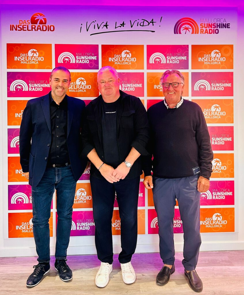 Präsentation der Mallorca-Matchplay Series 2023/24 beim Inselradio 🏌️♂️🏌️♂️Foto v.l. Daniel Vulic CEO Inselradio, Thomas Schwer, Hauptsponsor und Norbert Gerkens , Organisator und Veranstalter